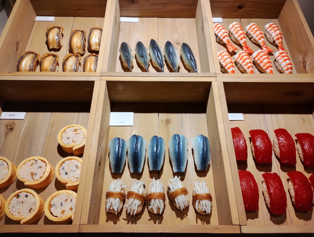寿司屋の屋台を再現したコーナーにはお寿司の模型もあります